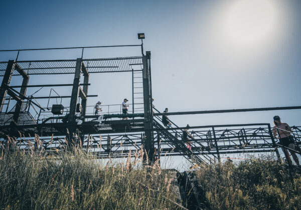 Bijušā “Liepājas Metalurga” teritorijā notikušas nebijušas šķēšļu skriešanas sacensības “Dzelzgriezējs 2022”